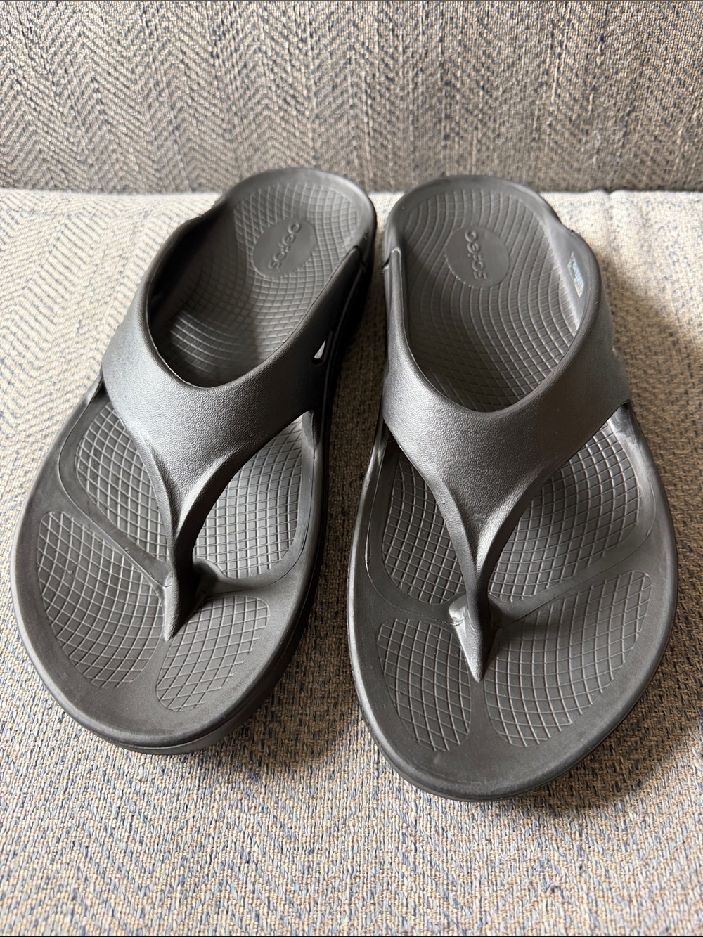 OOFOS OOlala Luxe Unisex Black Thong Flip Flop Sandals Size M10- W12 (Eu:43)